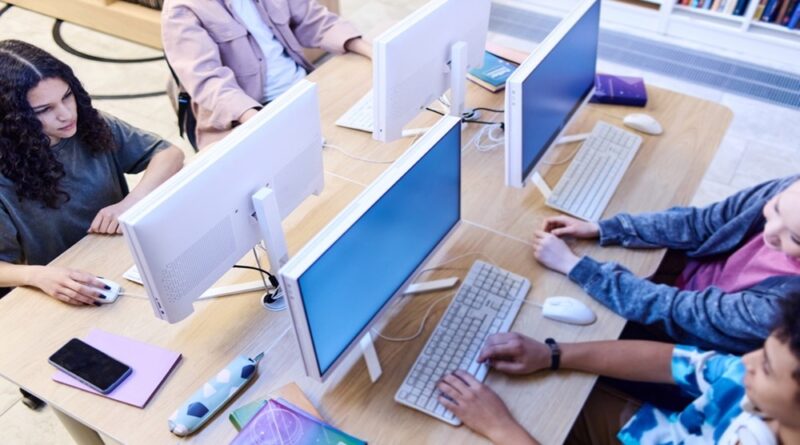 Setor de serviços reduz perdas, mas continua com desempenho negativo no estado