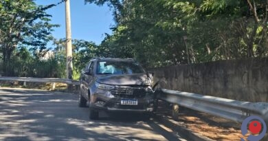 Condutor perde controle e colide contra Guarde Hail em Itabira