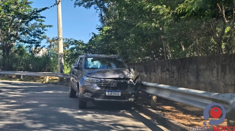 Condutor perde controle e colide contra Guarde Hail em Itabira