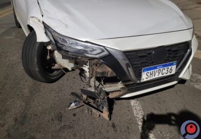 Sentra bate em Voyage parado e tenta deixar o local
