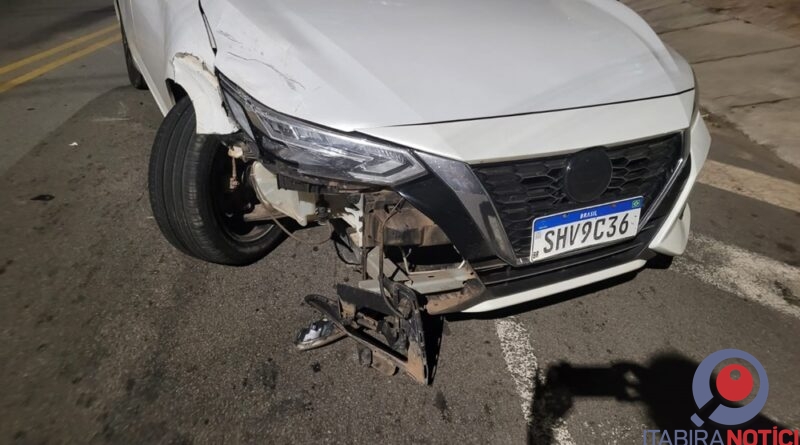Sentra bate em Voyage parado e tenta deixar o local