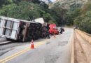 Bombeiros atendem tombamento de carreta em Passabém