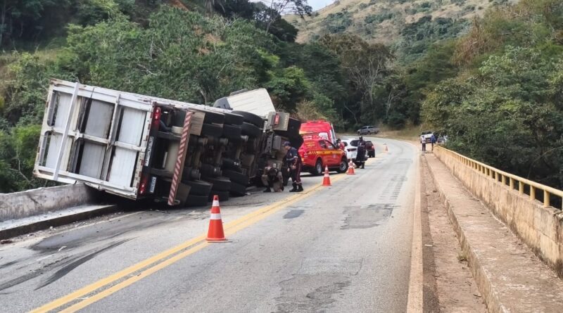 Bombeiros atendem tombamento de carreta em Passabém