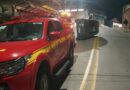 Carro tomba na região central de Itabira e Bombeiros são acionados