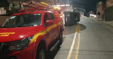 Carro tomba na região central de Itabira e Bombeiros são acionados