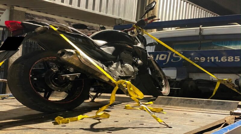 Polícia Militar remove motocicleta com irregularidades durante fiscalização em Bela Vista de Minas
