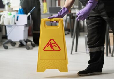 Cliente que caiu em piso engordurado de restaurante deve ser indenizada