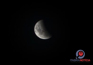 Veja como ficou a lua em Itabira durante o eclipse de ontem 27/08/2026