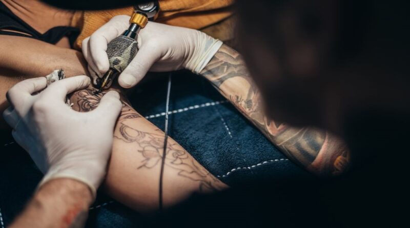Homem é condenado por tatuar duas adolescentes sem autorização dos pais