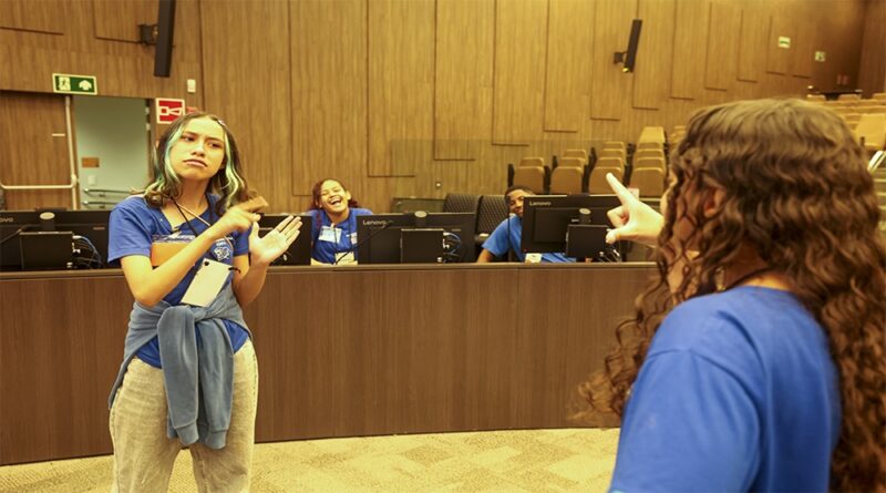 Alunos com deficiência de fala e audição participam do “Conhecendo o Judiciário”